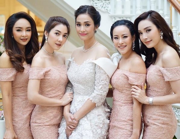 เทรนด์ชุดเพื่อนเจ้าสาวเปิดไหล่ เทรนด์ใหม่มาแร๊งงงในปีนี้ - Weddinglist